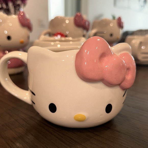 Hello Kitty Ceramic Bow Mug - Picture 3 of 4